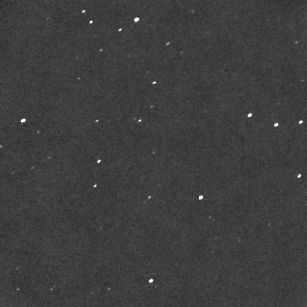 Image de BepiColombo (le point fixe au centre) lors de son passage proche de la Terre le 10 avril 2020. Photo Nicolas Biver.