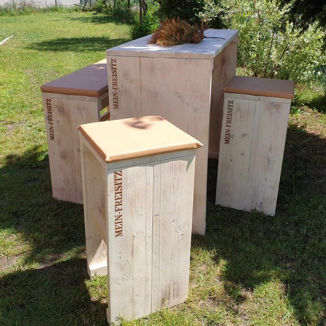 Sitzplatz im Freien- die Sitzmöbel im Außenbereich