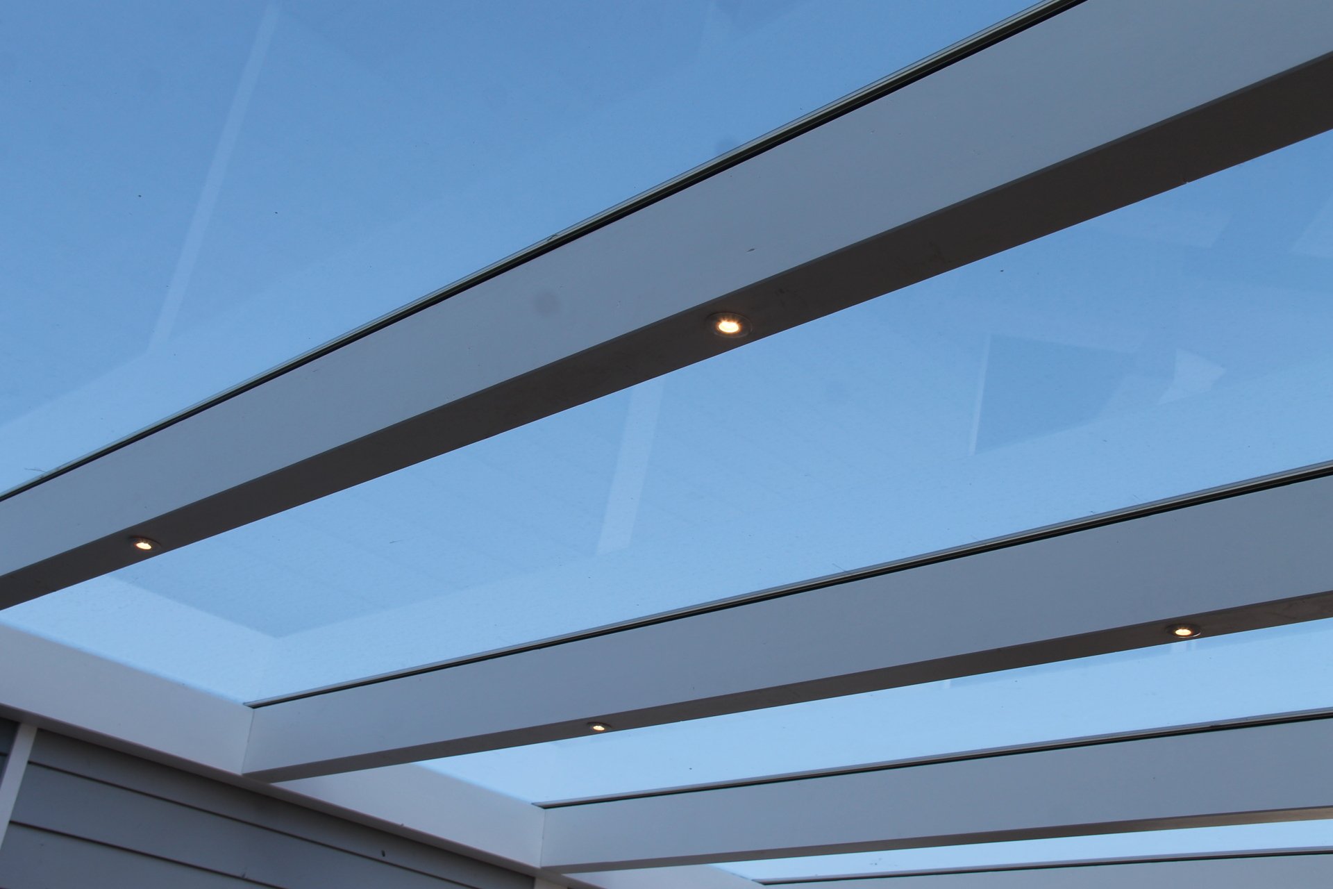 Unsere Austellung mit Terrassendach, Sitzplätzen und Holzböden