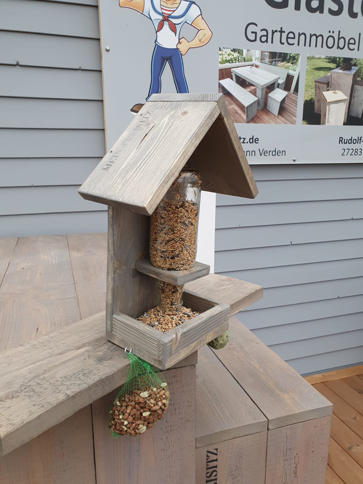 Nistkästen und Futterstellen für Vögel in Handarbeit aus Verden