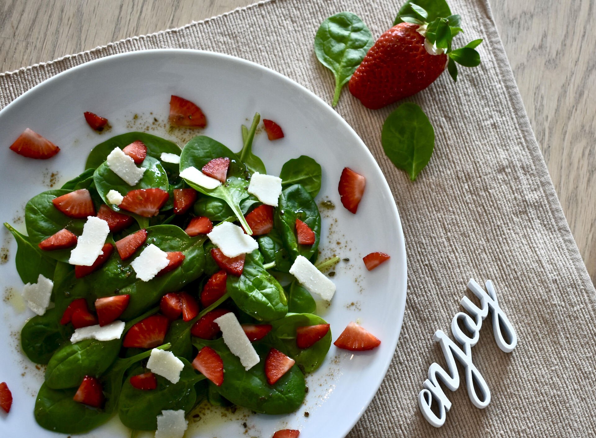 Wie Bekommt Man Salat Wieder Frisch Spinat und Erdbeeren Salat