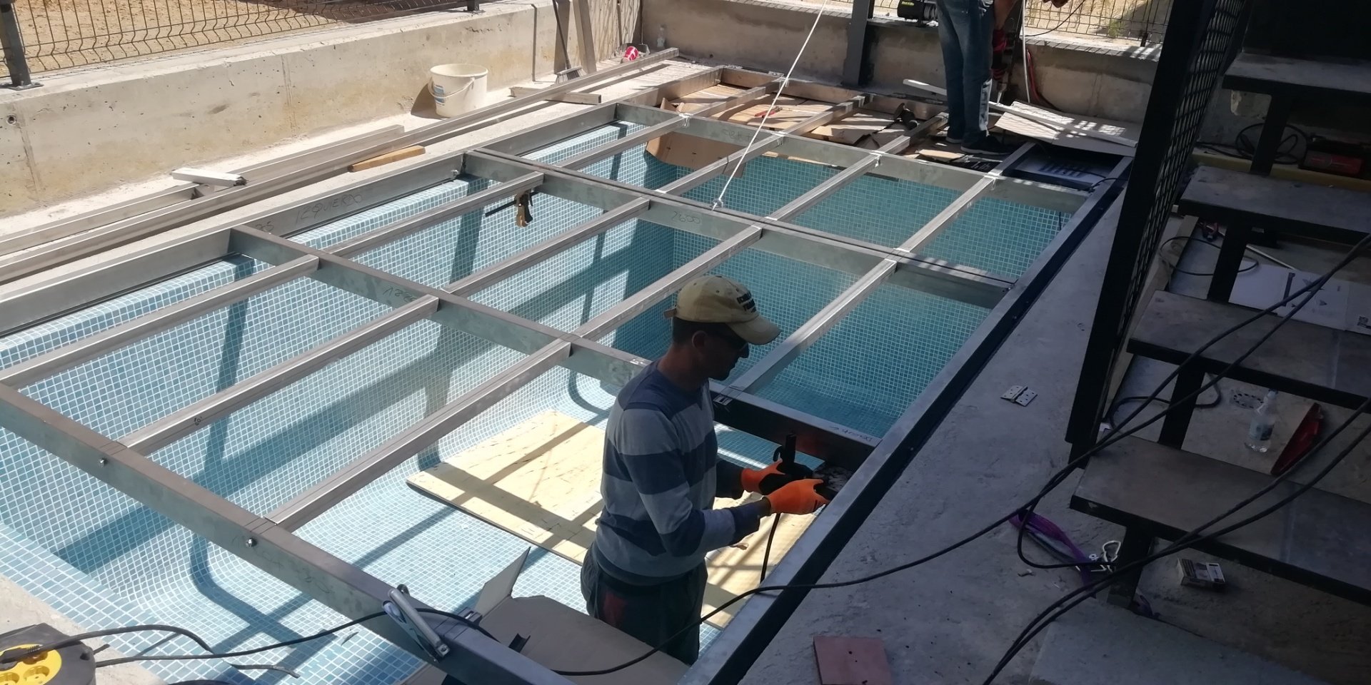 Cubiertas de piscinas, cubiertas rígidas transitables