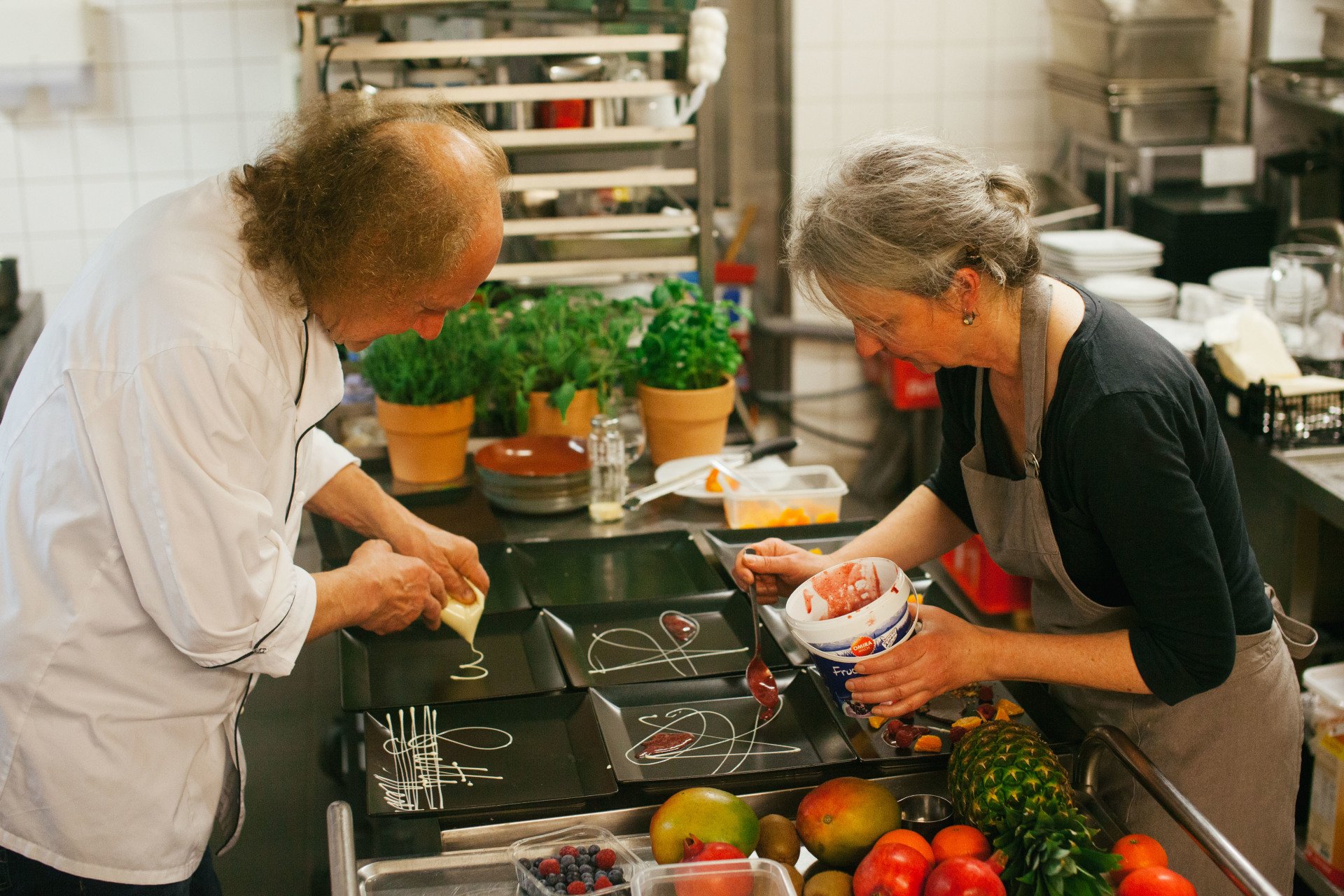 Gefüllte Weihnachtsgans mit feinen Beilagen perfekt für eine Familie