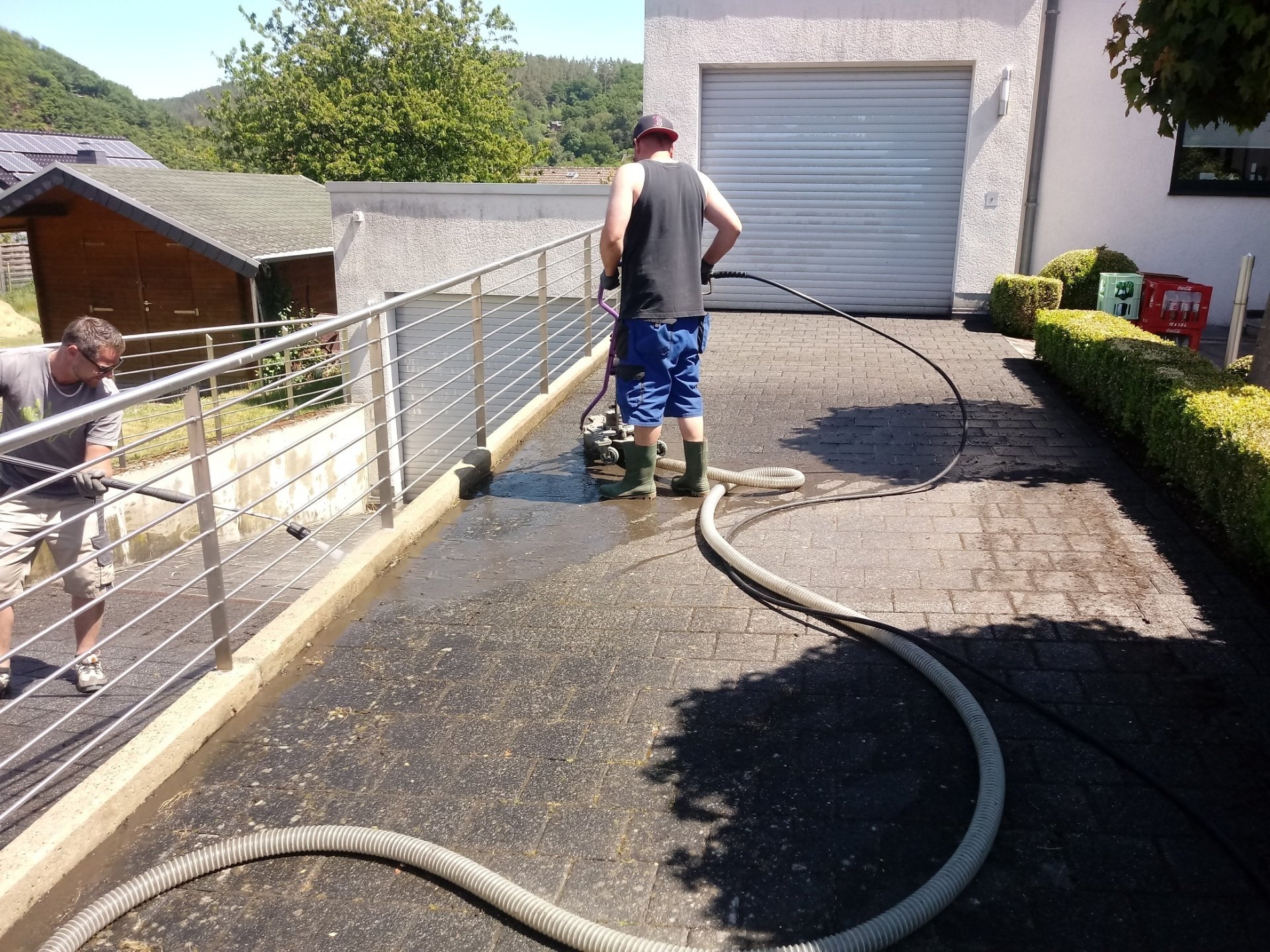 Einfahrt Terrasse Mauer reinigen Betonsteine reinigen Grünbelag