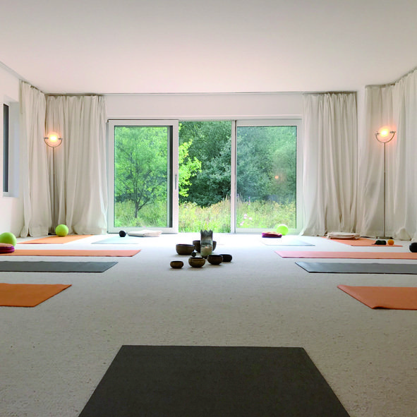 Yoga und Wandel durch BewusstSEIN im Naturgarten Biotop und online