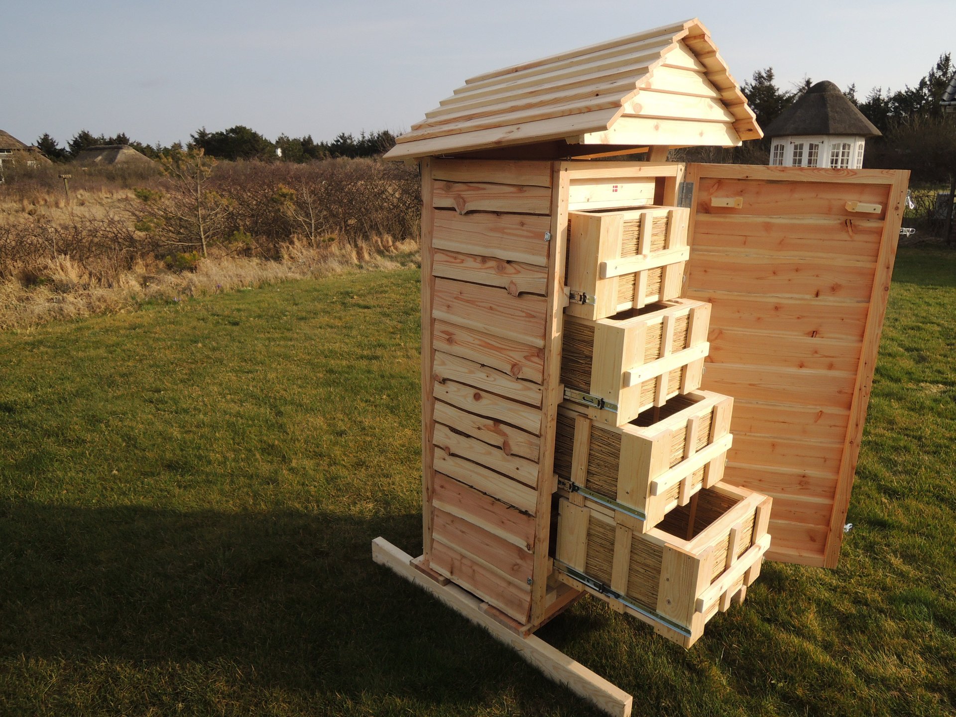 OPTIMAL BEES Unsere natürliche BienenBeute aus Holz und Stroh!