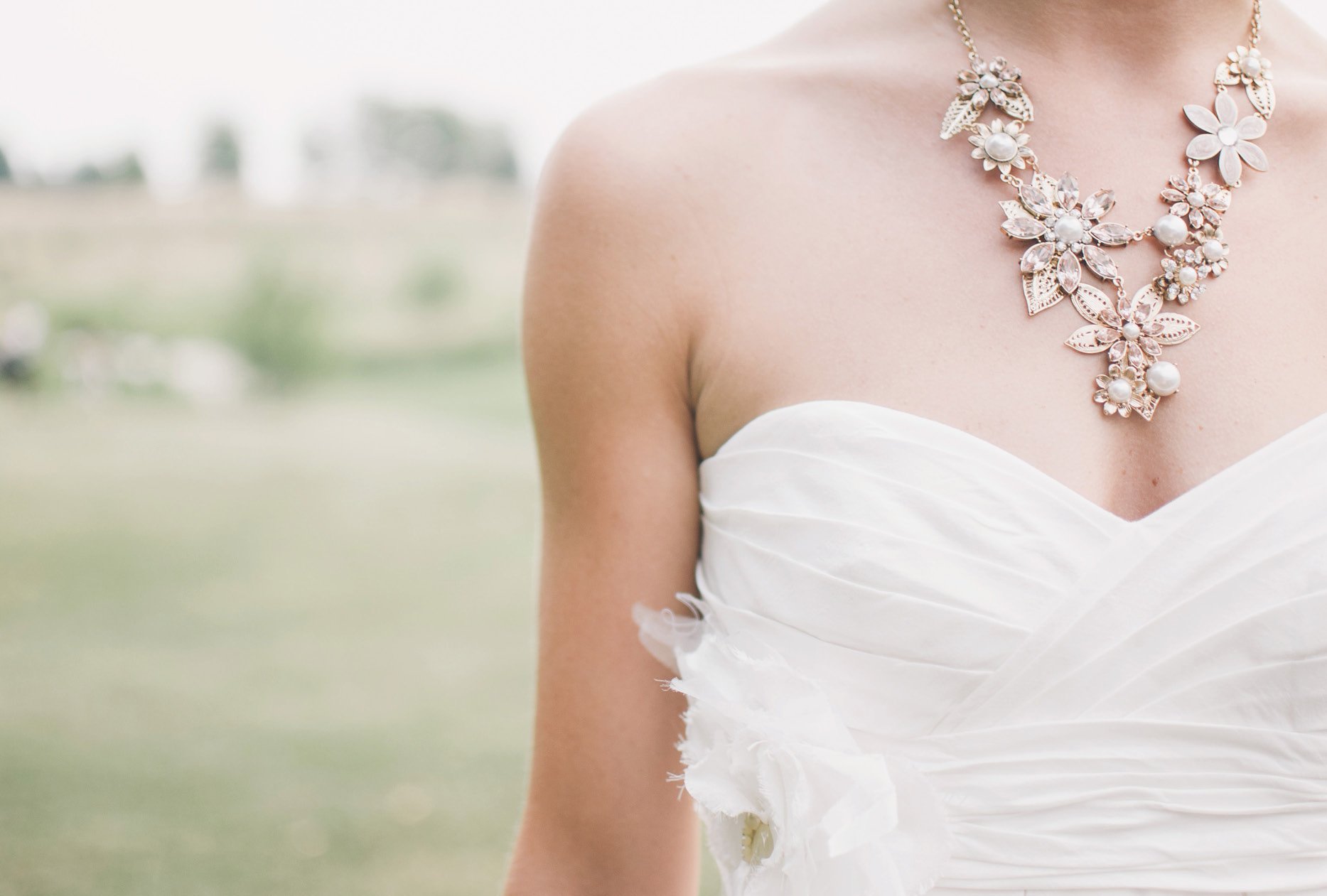 Welcher Schmuck passt zu welchem Brautkleid?
