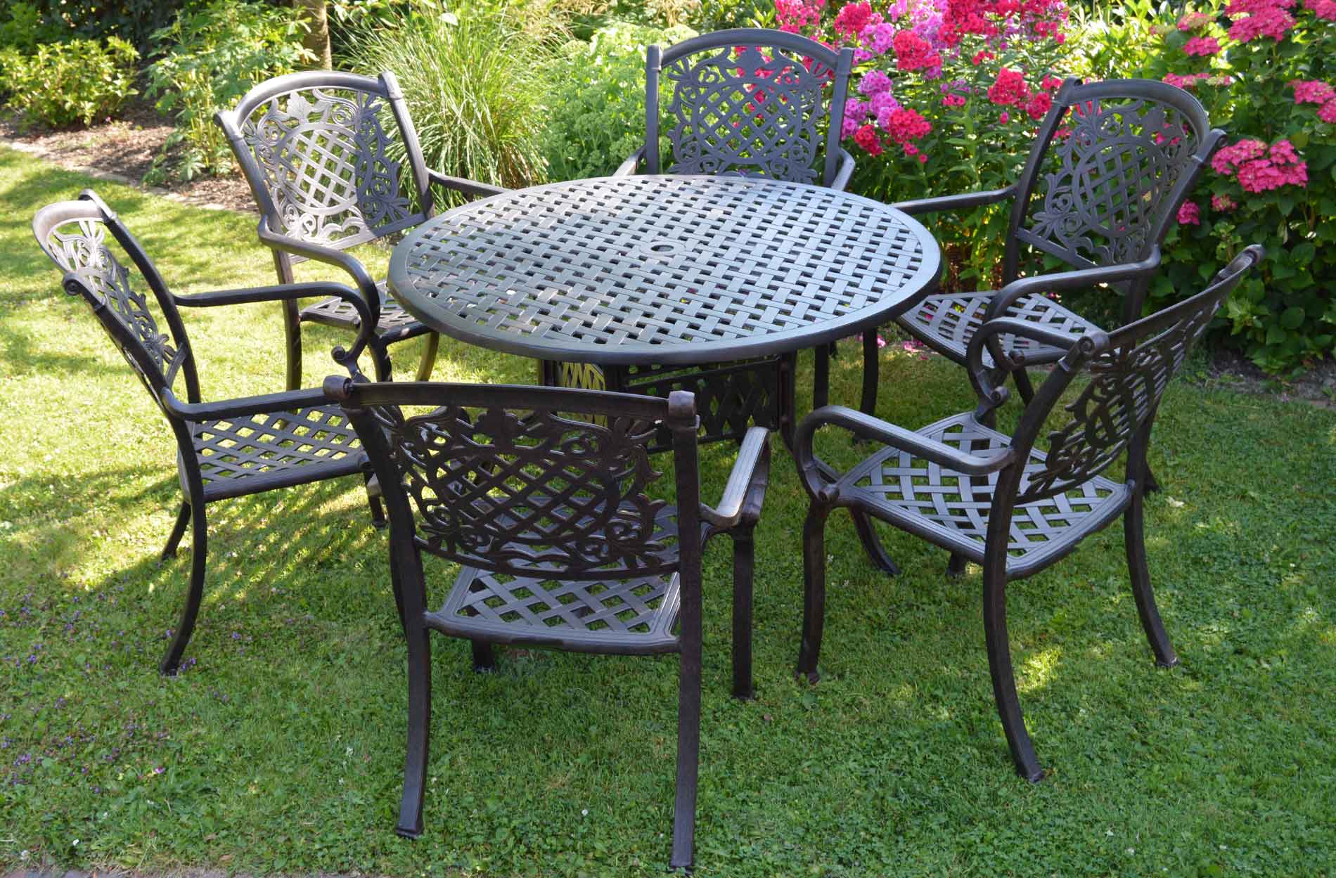 Auf Gartenmöbel aus Alu Guss sitzen Sie wie ein König...