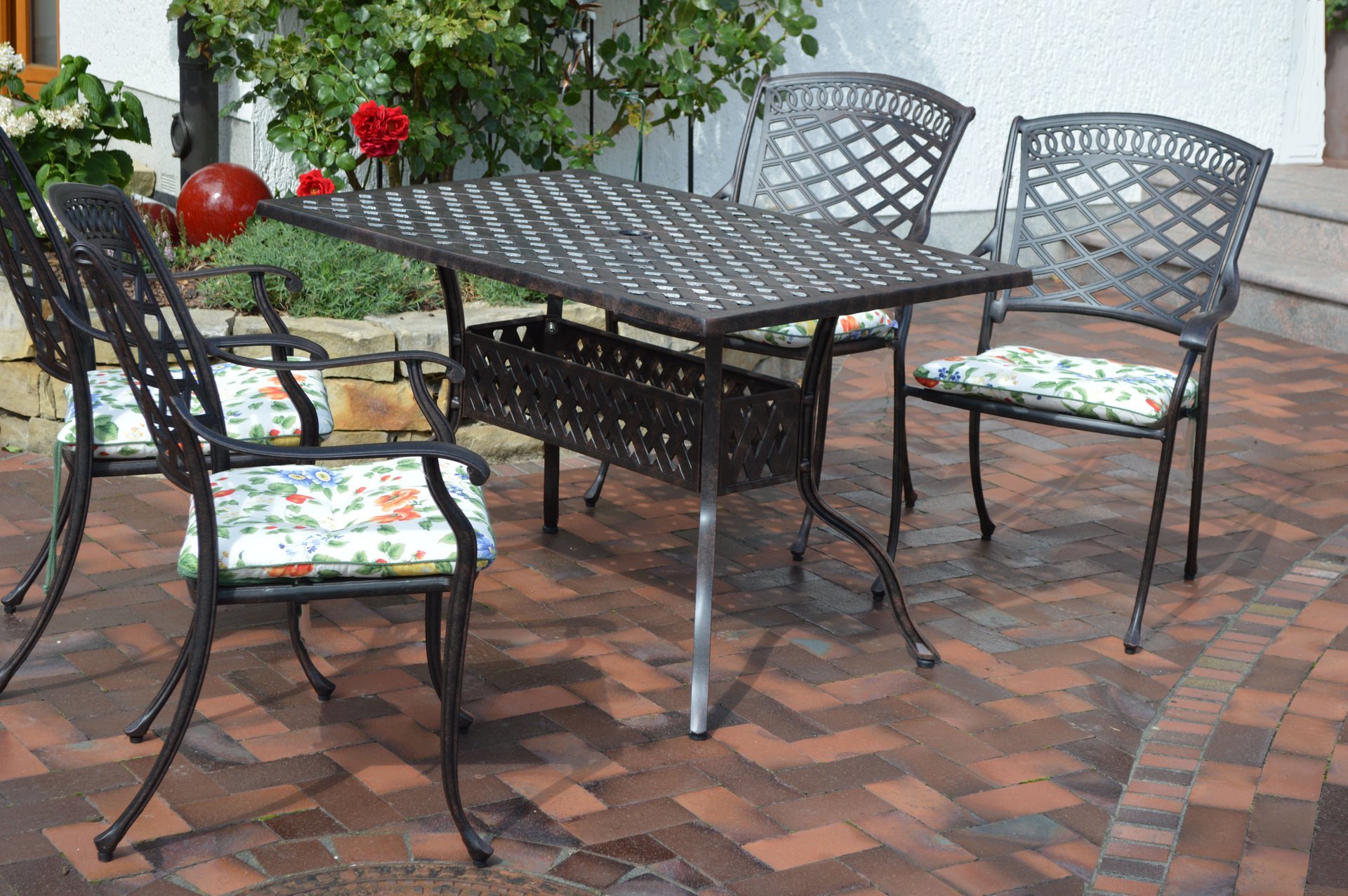 Auf Gartenmöbel aus Alu Guss sitzen Sie wie ein König...