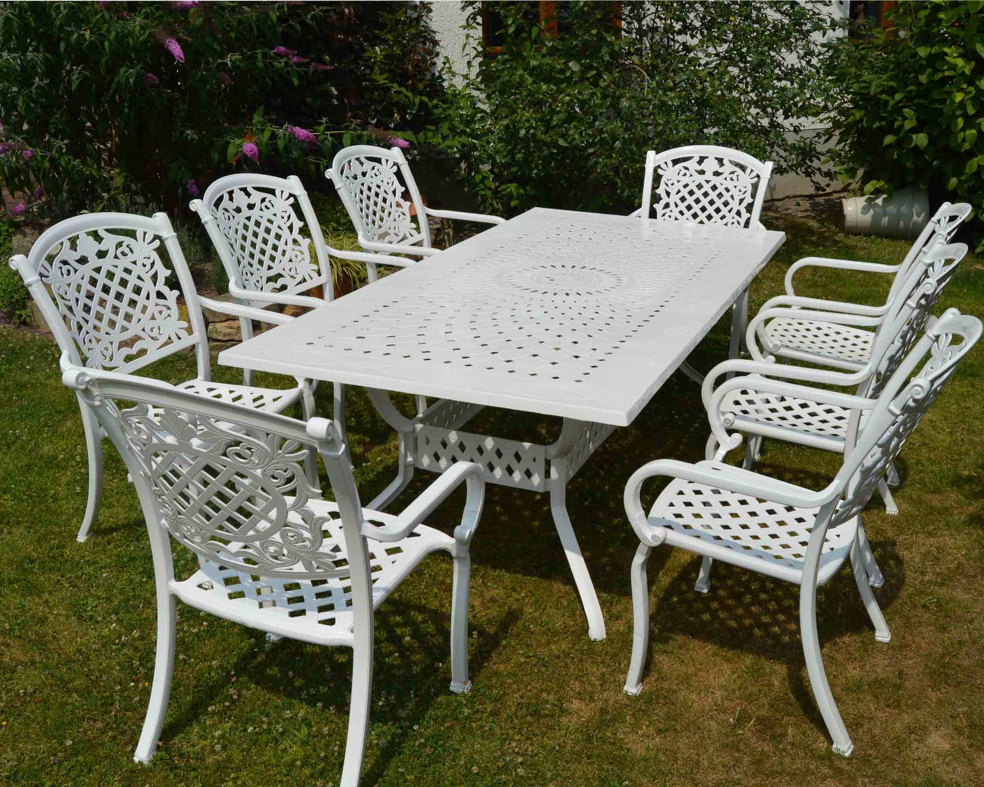 Weiße Aluguss Gartenmöbel haben Stil, sind wetterfest, bequem, leicht