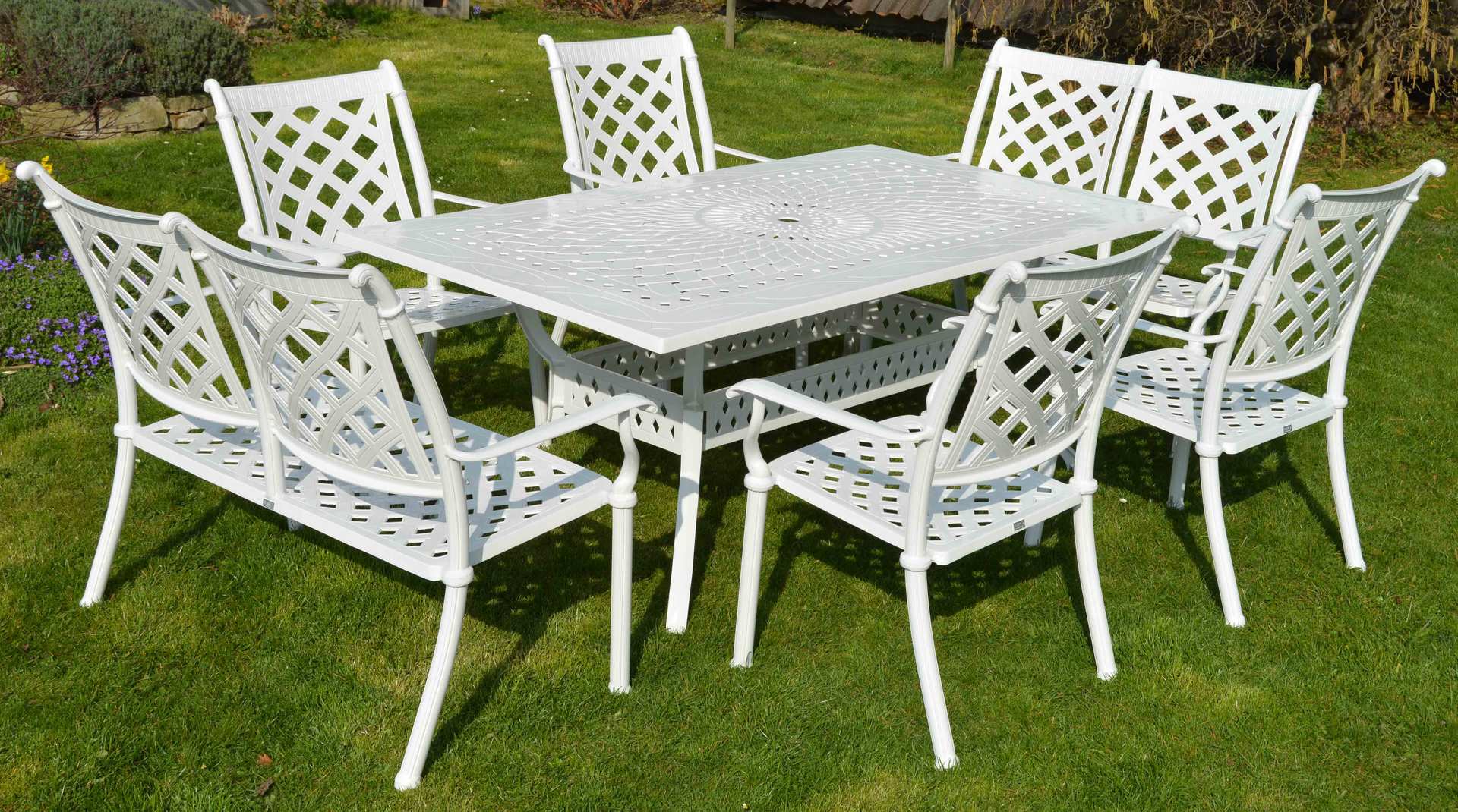 Weiße Aluguss Gartenmöbel haben Stil, sind wetterfest, bequem, leicht