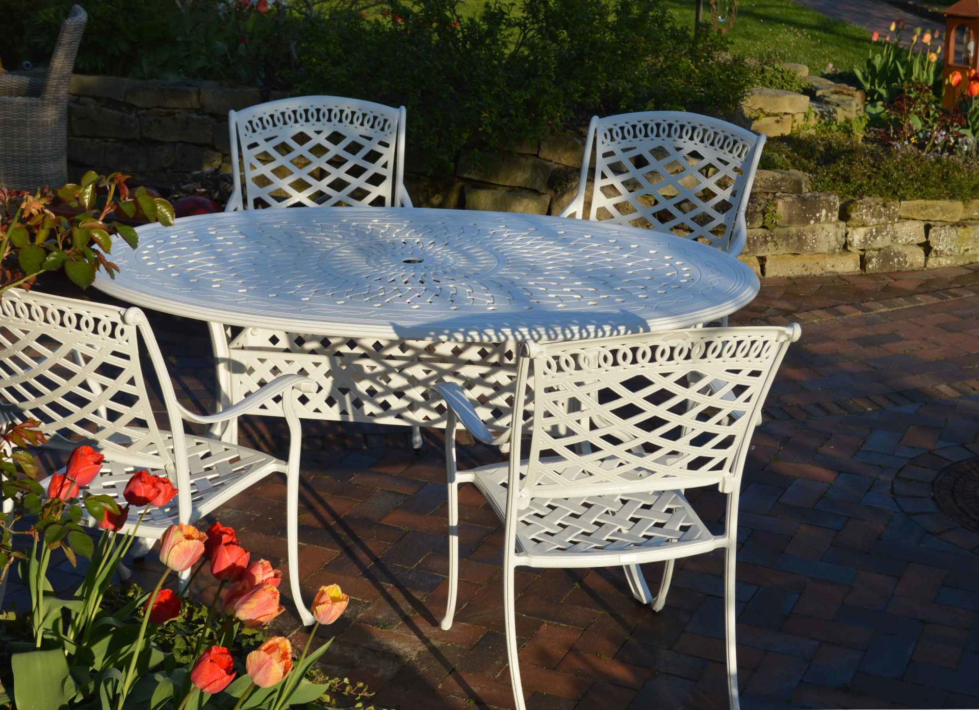 Weiße Aluguss Gartenmöbel haben Stil, sind wetterfest, bequem, leicht