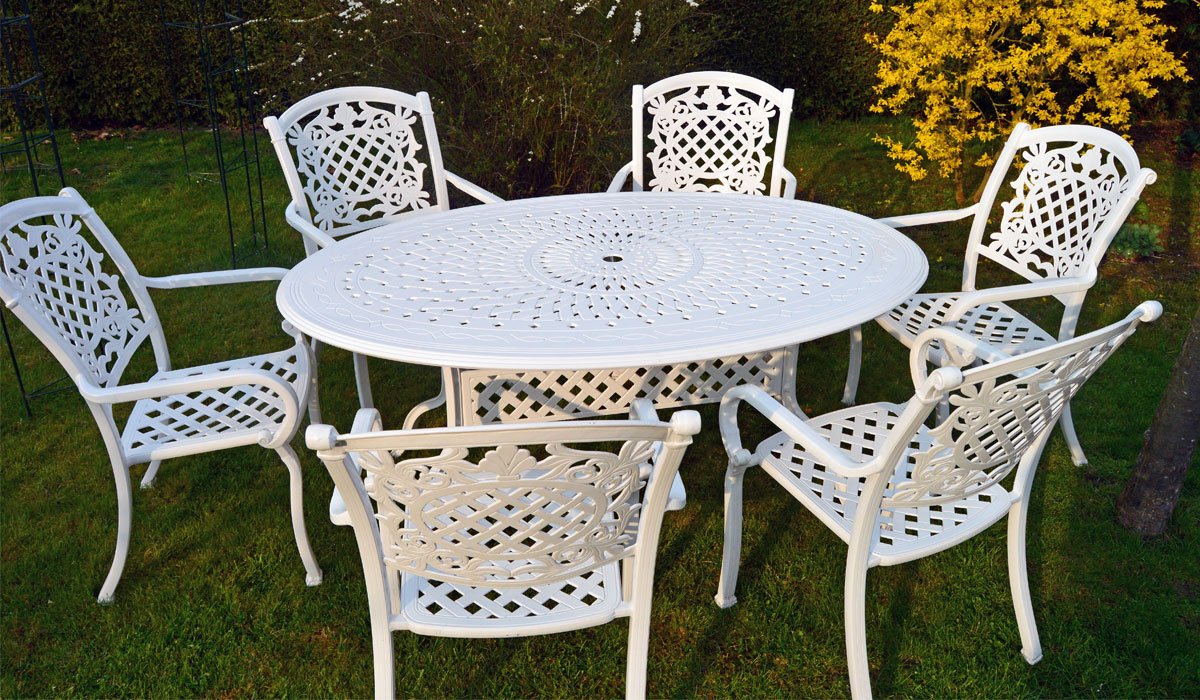 Weiße Aluguss Gartenmöbel haben Stil, sind wetterfest, bequem, leicht