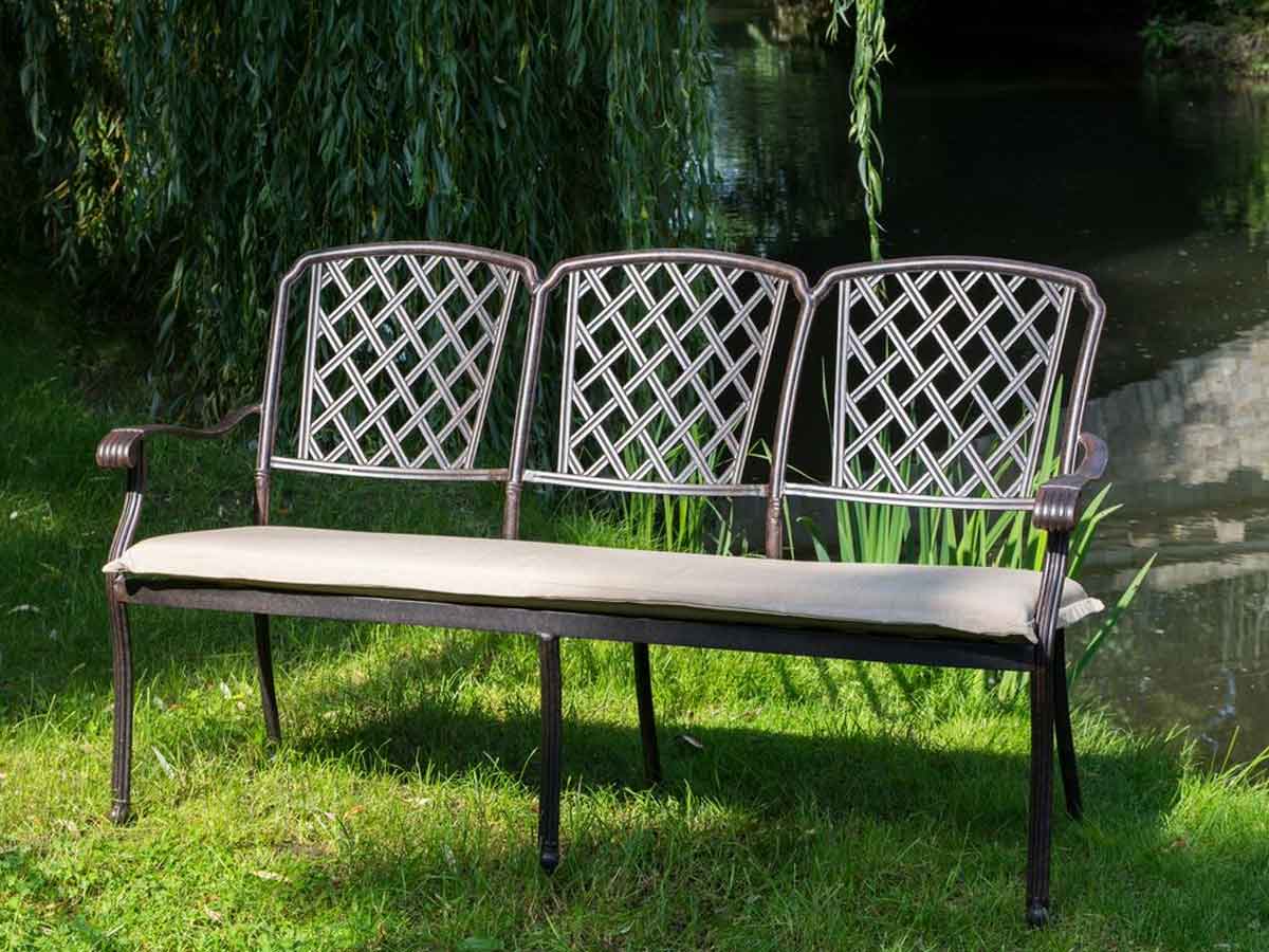 Auf Gartenmöbel aus Alu Guss sitzen Sie wie ein König...