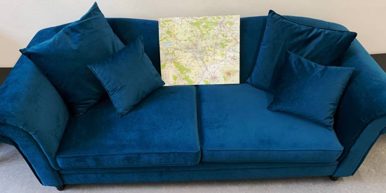 Blaues Sofa unterwegs in der Region