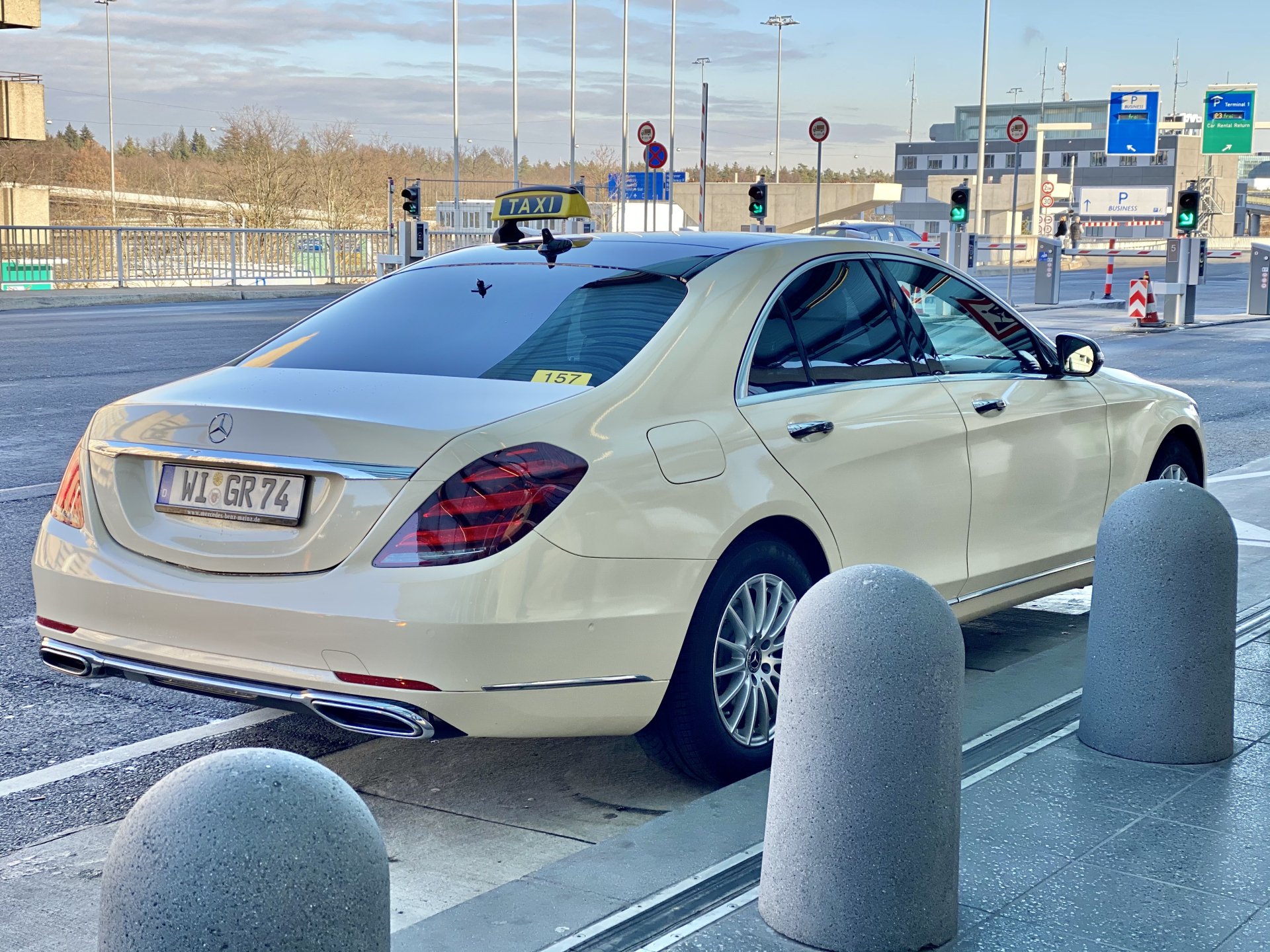 Taxi Wiesbaden Flughafen zum Festpreis SKlasse & EQS