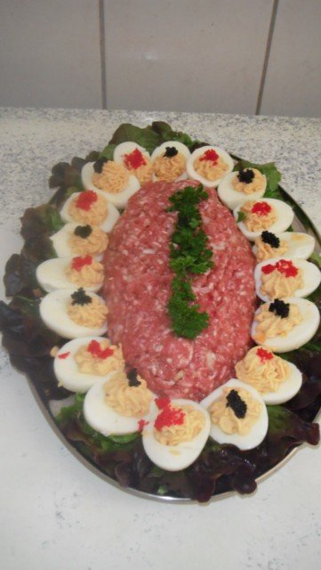 Hackepeter und Salate