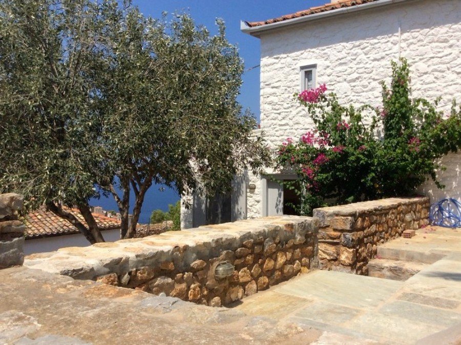 Holiday Houses to Rent and Apartments to Let on Hydra Island Greece
