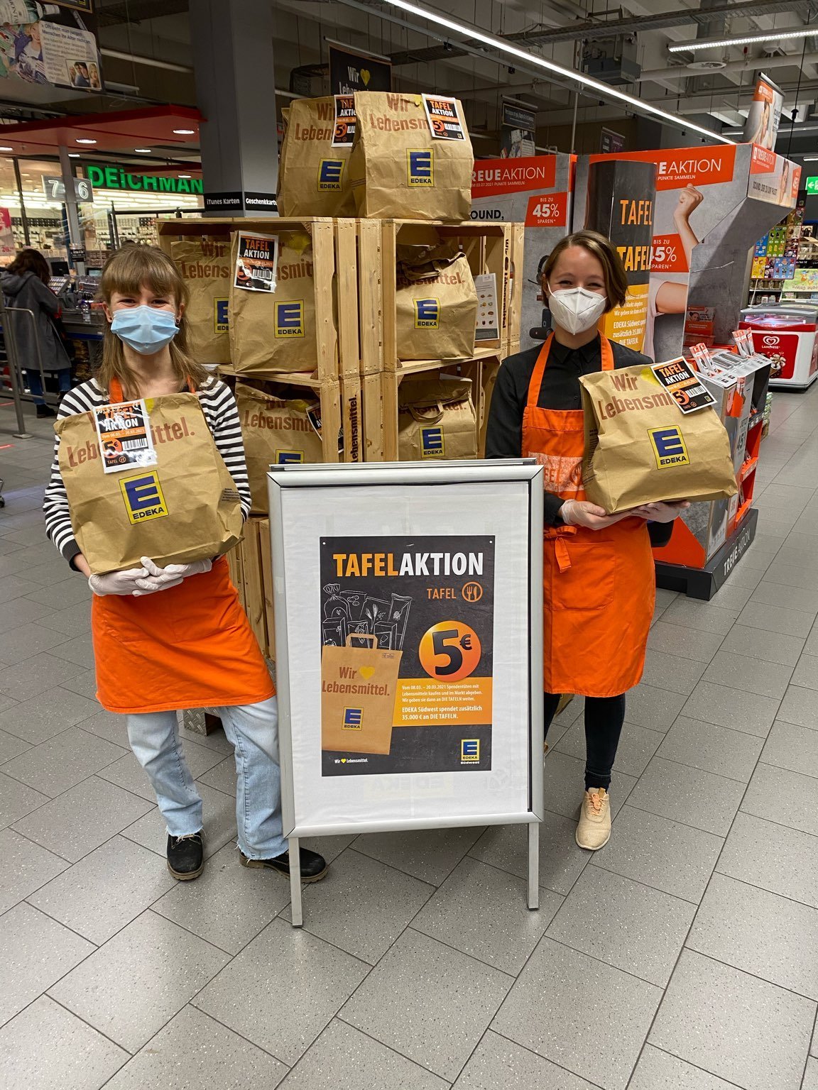 Junge Tafel beim Edeka Center