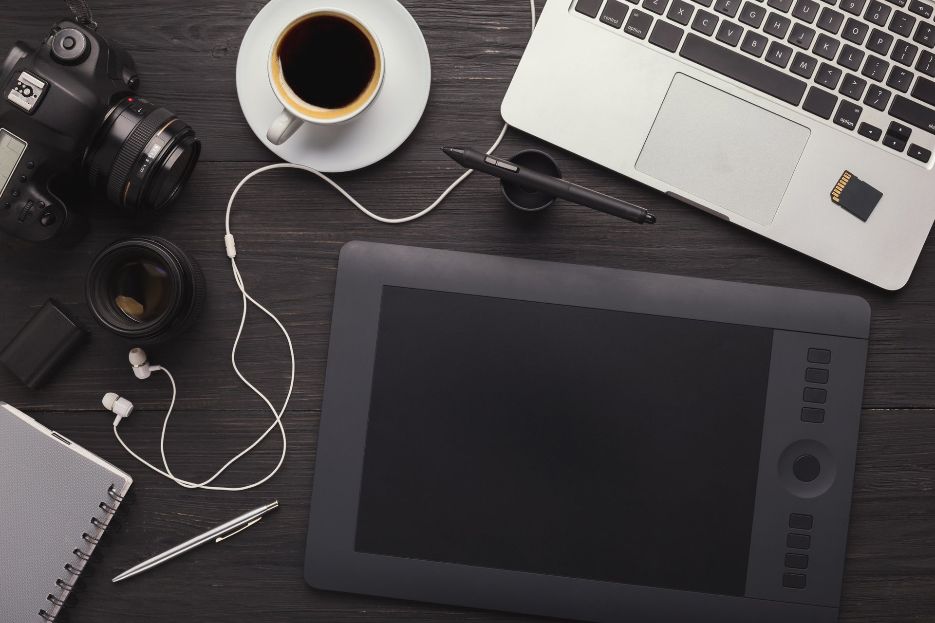 → Pubkom | Agence de communication print | Graphiste et imprimeur