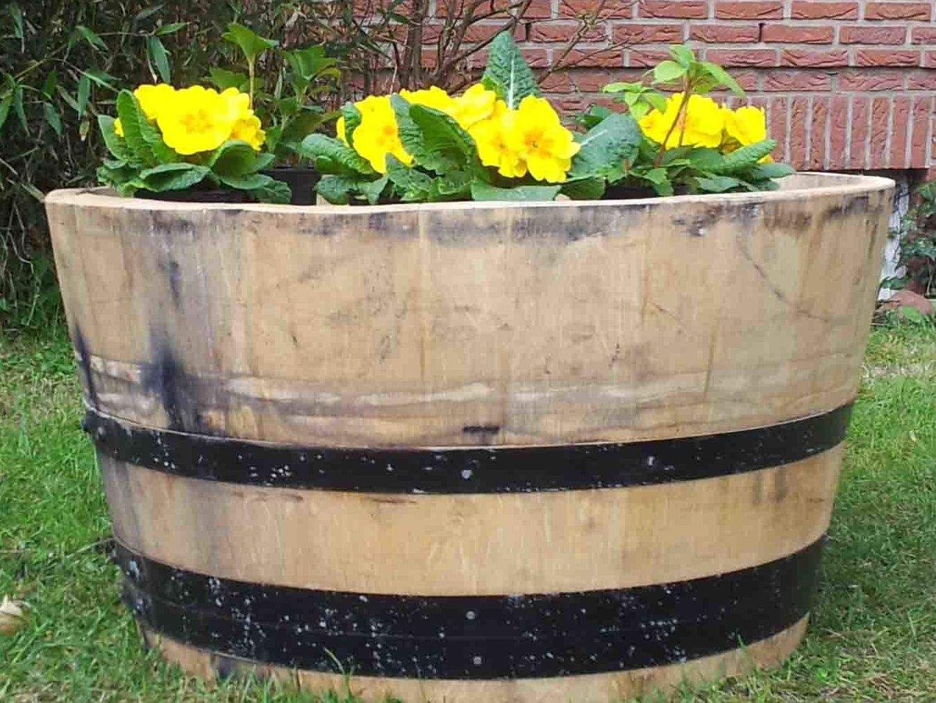 Weinfässer, Pflanzkübel und Regentonnen für Haus und Garten