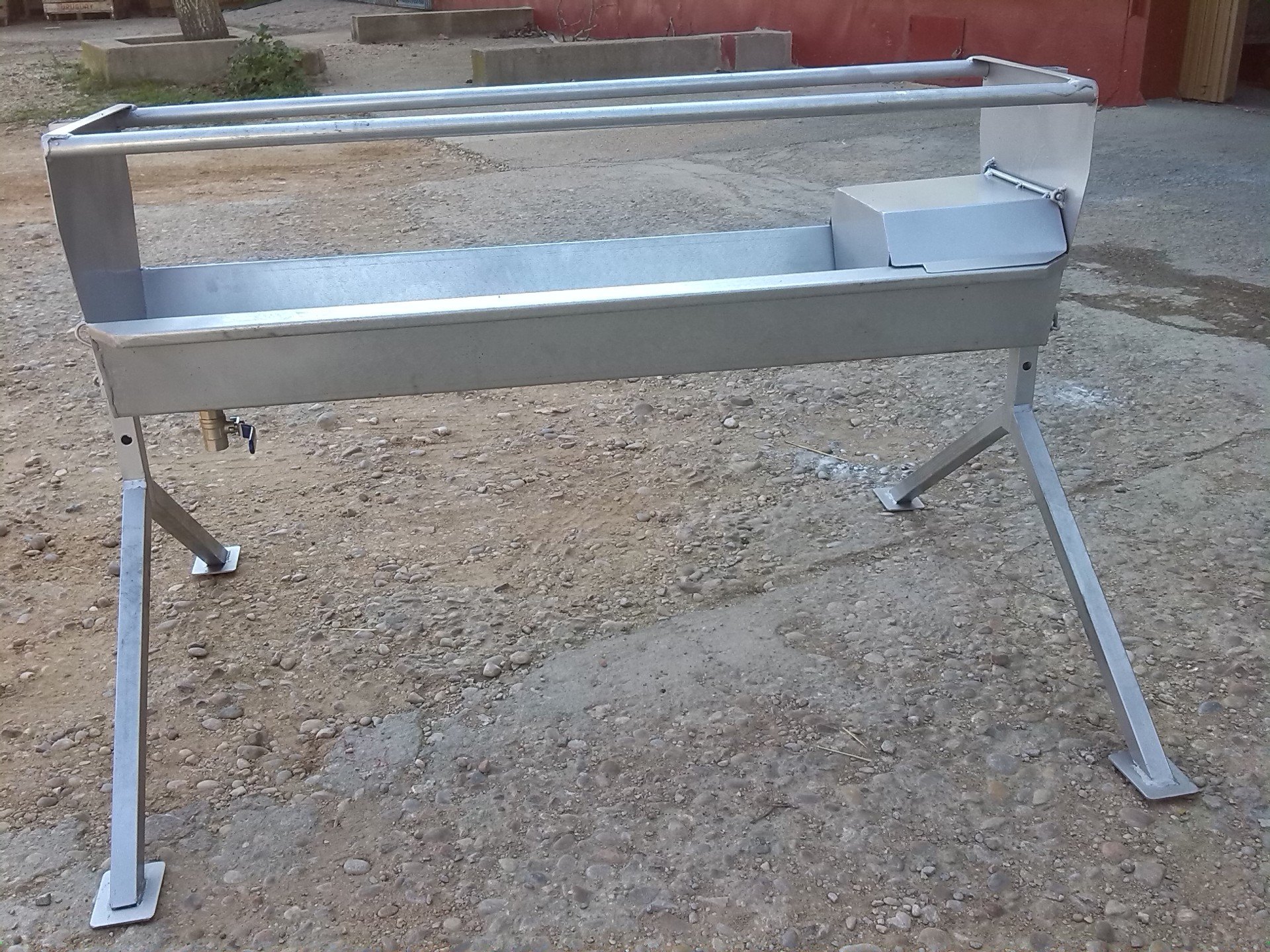 Bebedero Para Corderos De 2 Metros - Canal De Hoja Galvanizada, Medidas 200x25x15 Cm, Para Granjas O Corrales