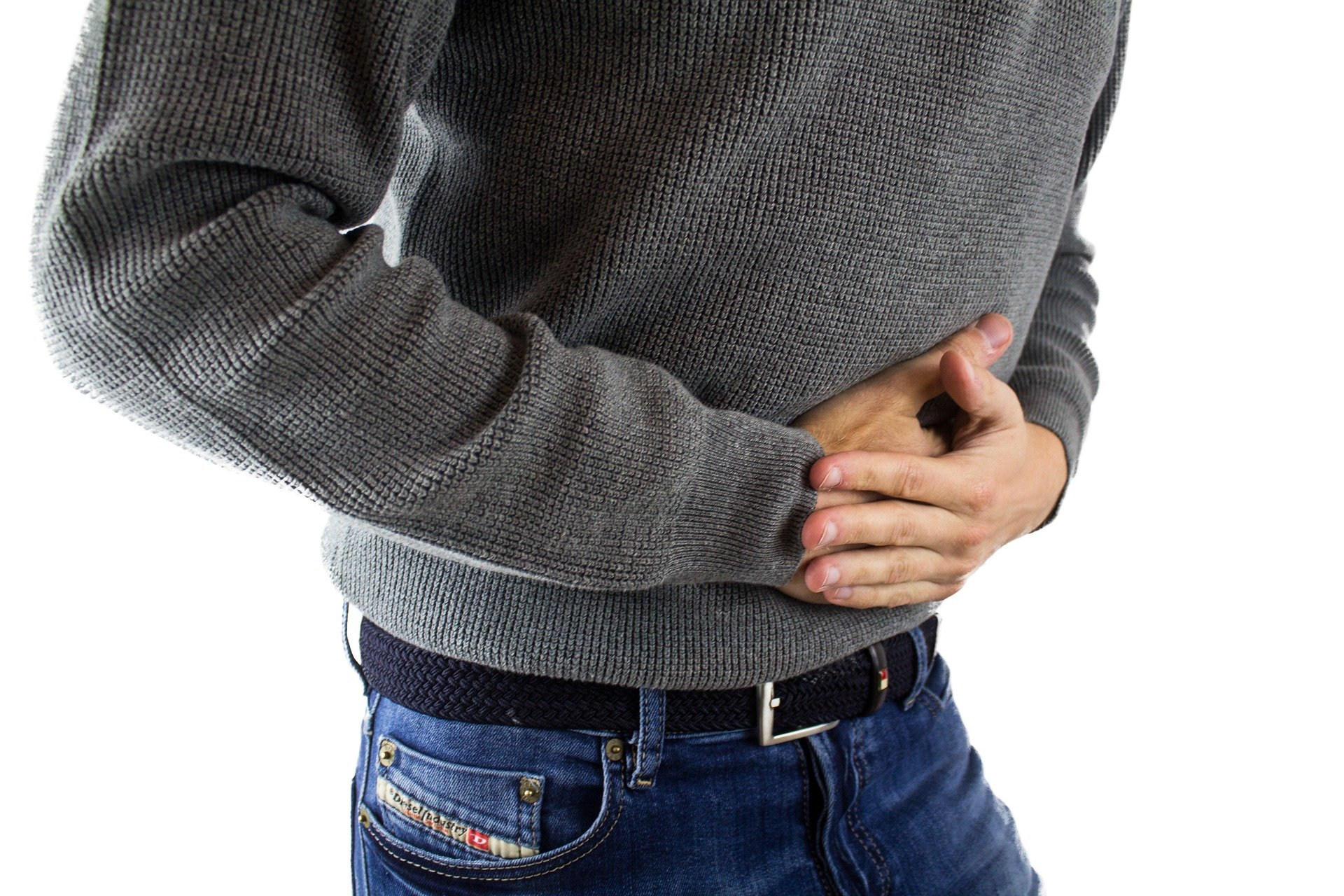 Mann hält sich den Bauch wegen Schmerzen und Verdauungsproblemen