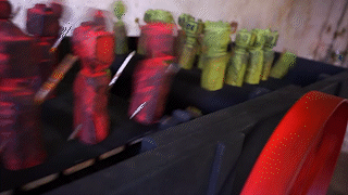 wabato movement, Einer Dreht immer am Rad Handbetriebene Maschiene,geschnitzte Figuren aus Eiche Förderbänder Rad zum drehen,