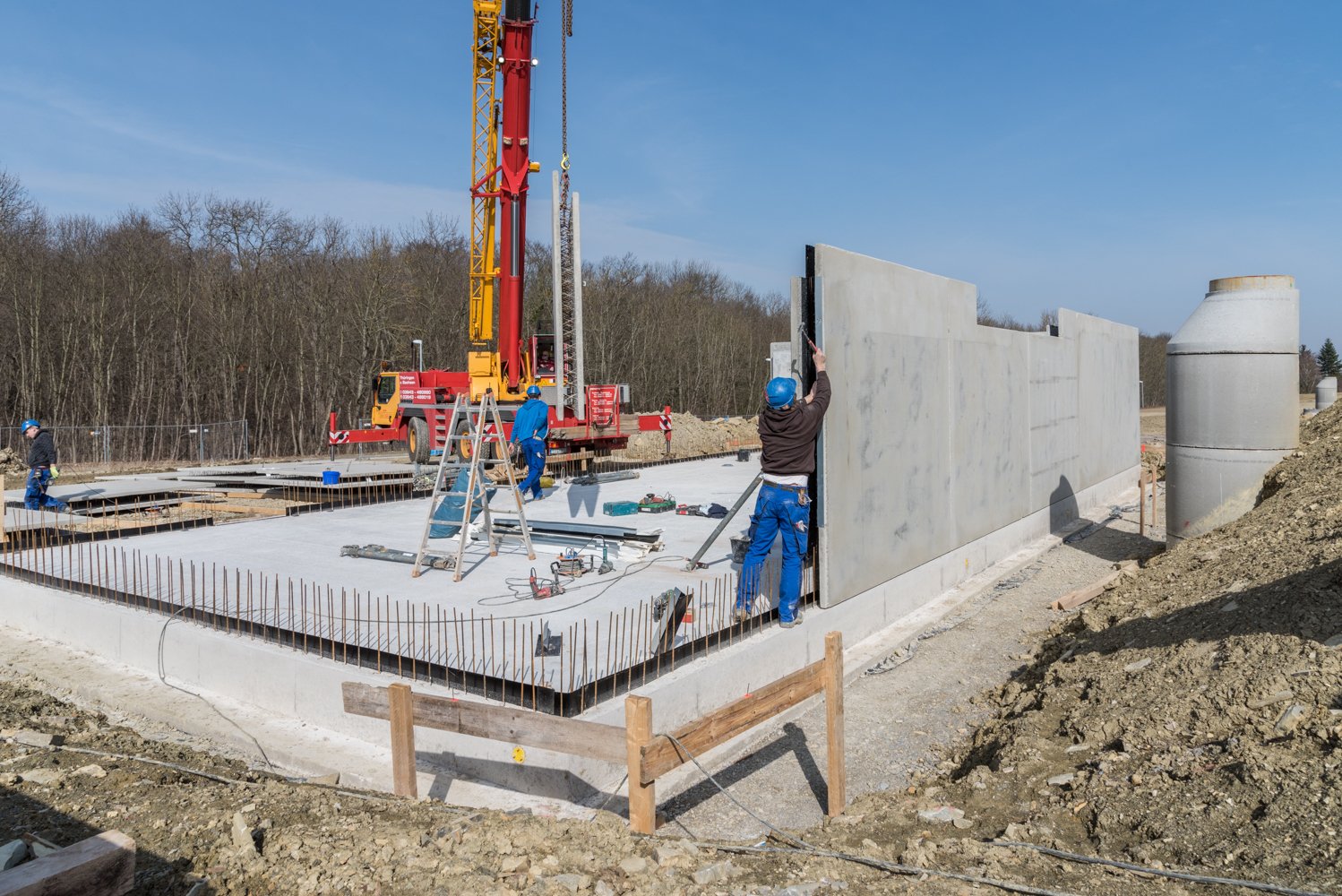 Kellergeschosse von zwei Gebäuden errichtet