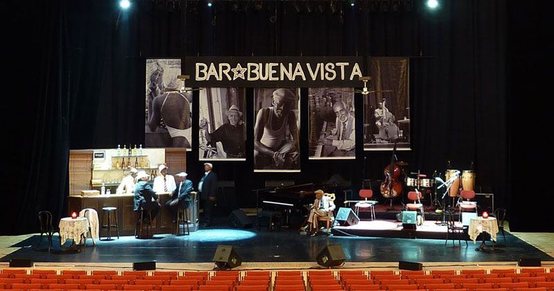 Bühnenaufbau für die Show „Bar Buena Vista“ mit Musikern, Bar und großen Schwarz-Weiß-Fotos.