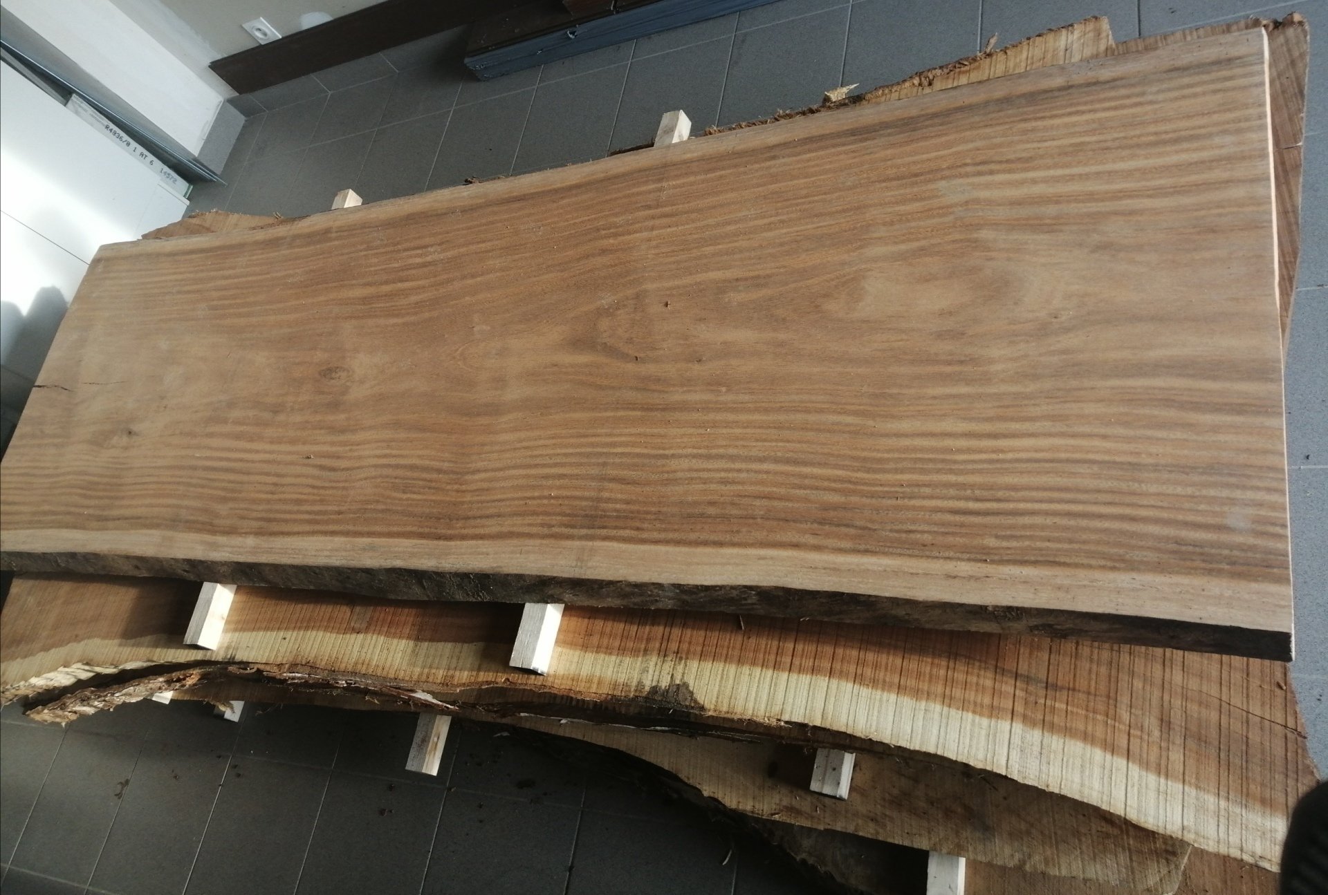 Trouvez votre plateau table bois massif épais