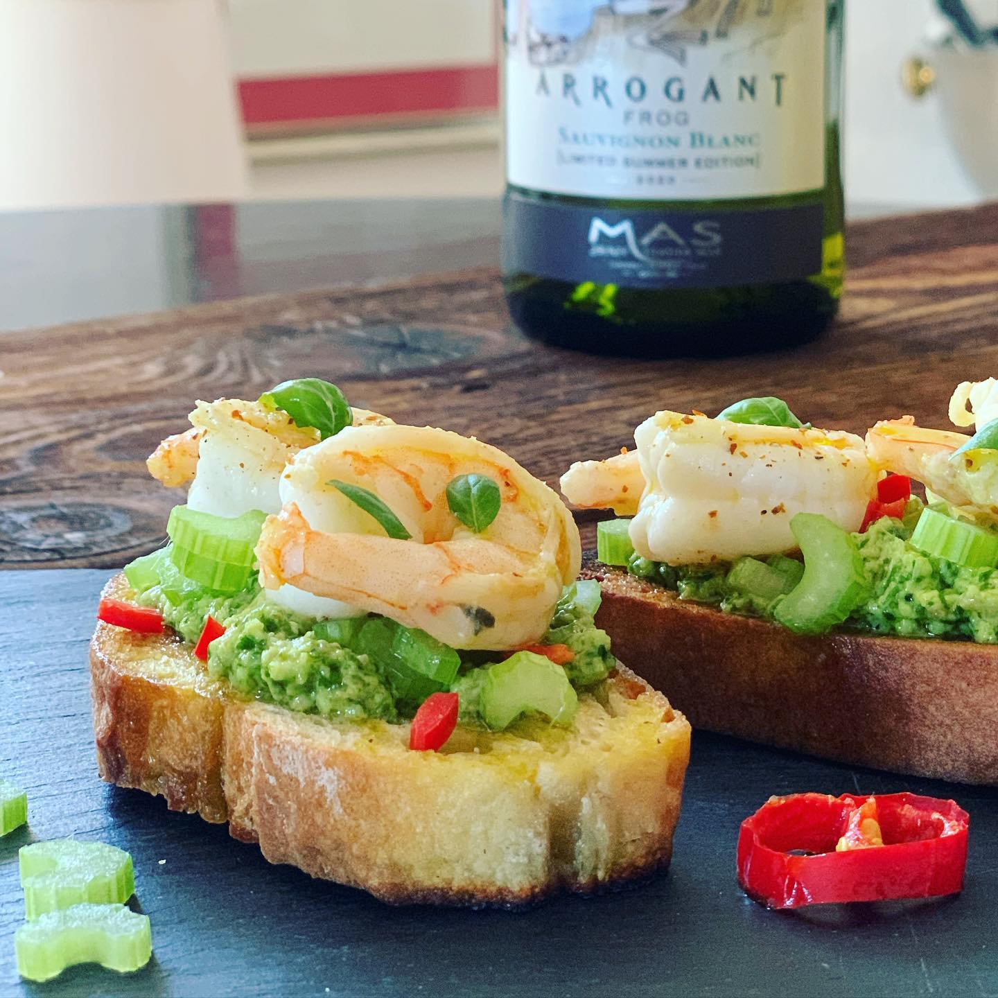 BRUSCHETTA MIT RUCOLAPESTO UND GARNELEN