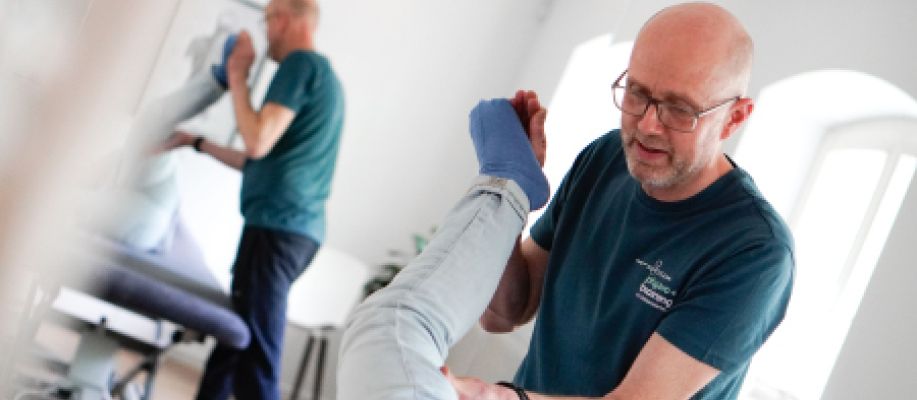 Physiotherapeut Christoph Rodi-Theesfeld bei einer Behandlung