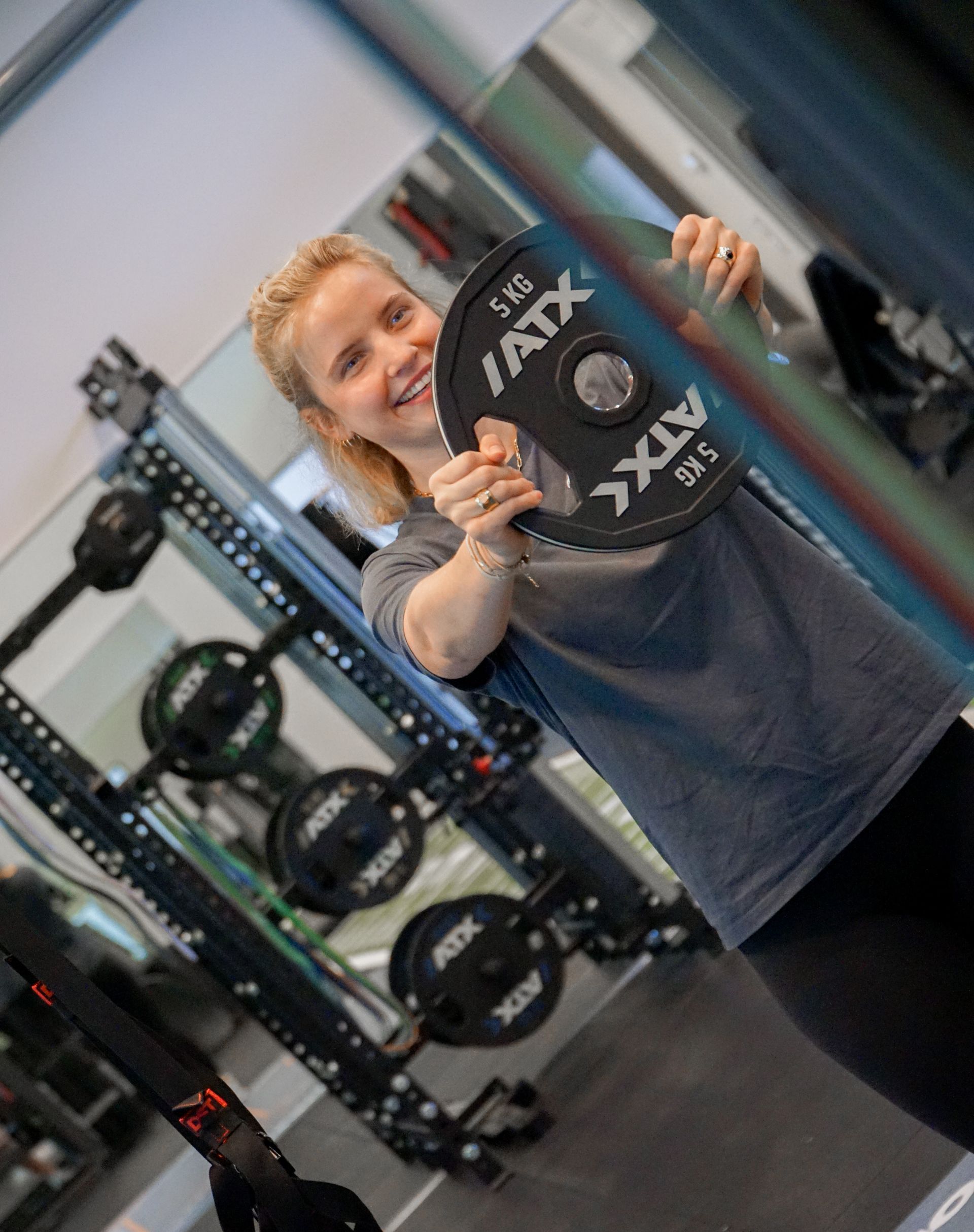 Umkleiden mit Schließfächern und Bänken im Gym