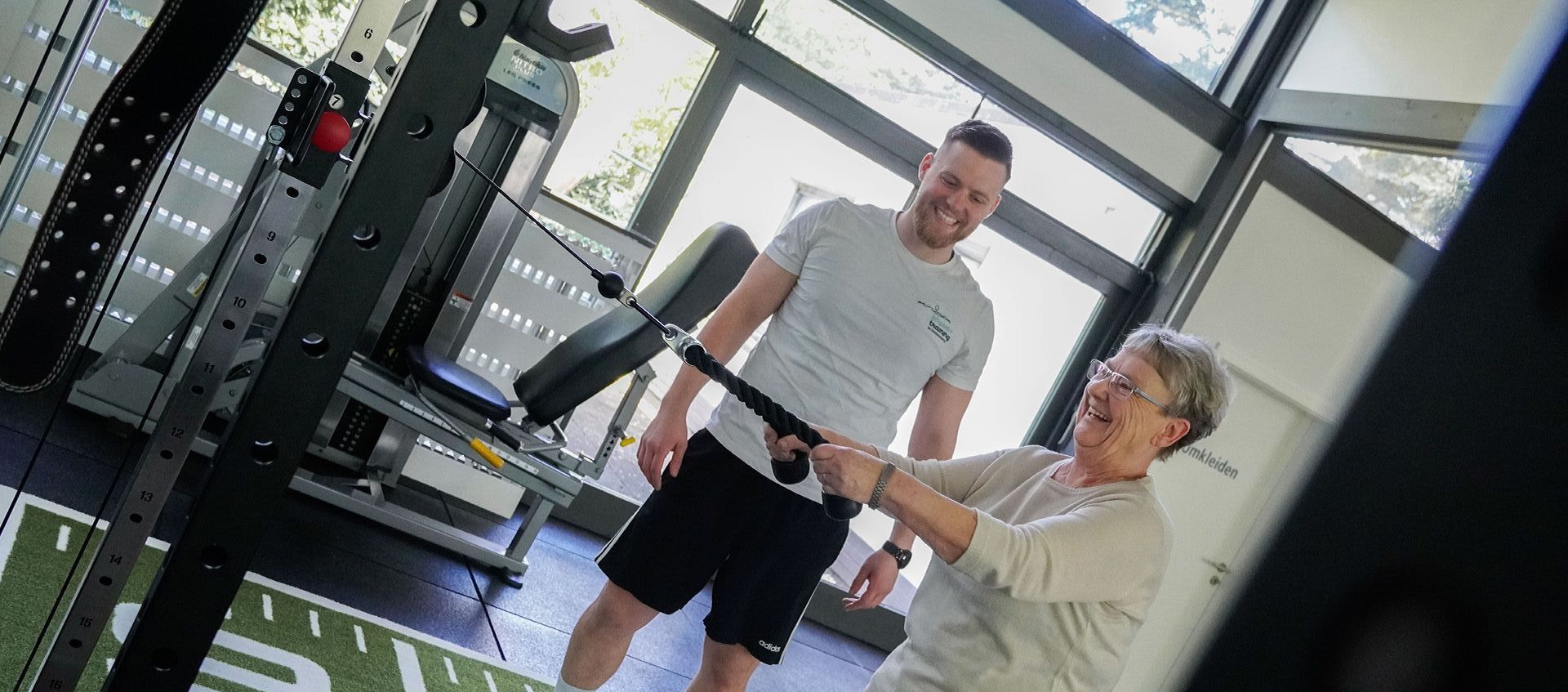 Gym mit Geräten für Personal Training