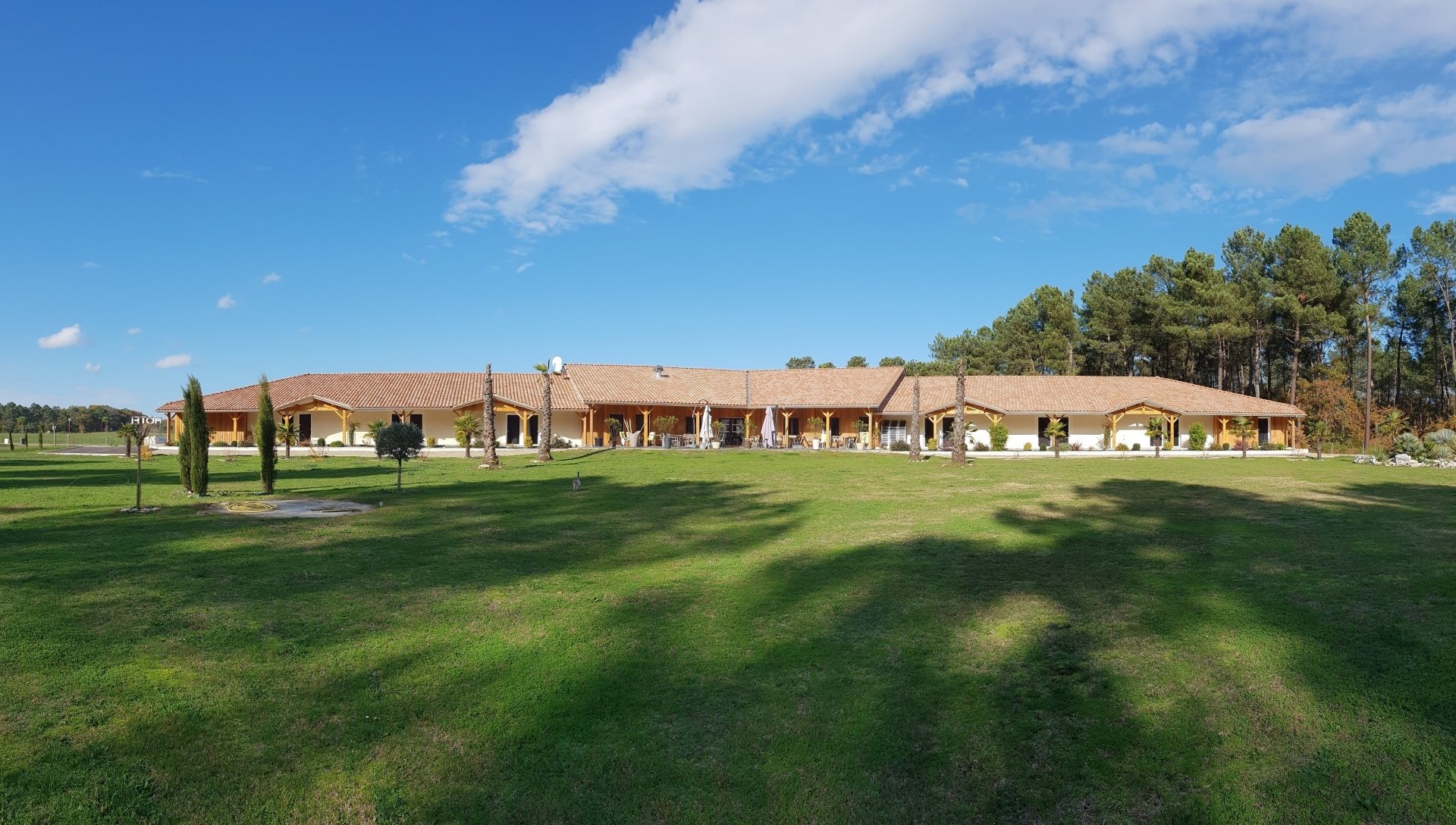 L h  tel Lac restaurant Casteljaloux