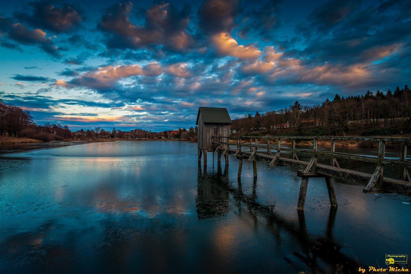 Der Kranicher Teich und die Stabkirche in Hahnenklee