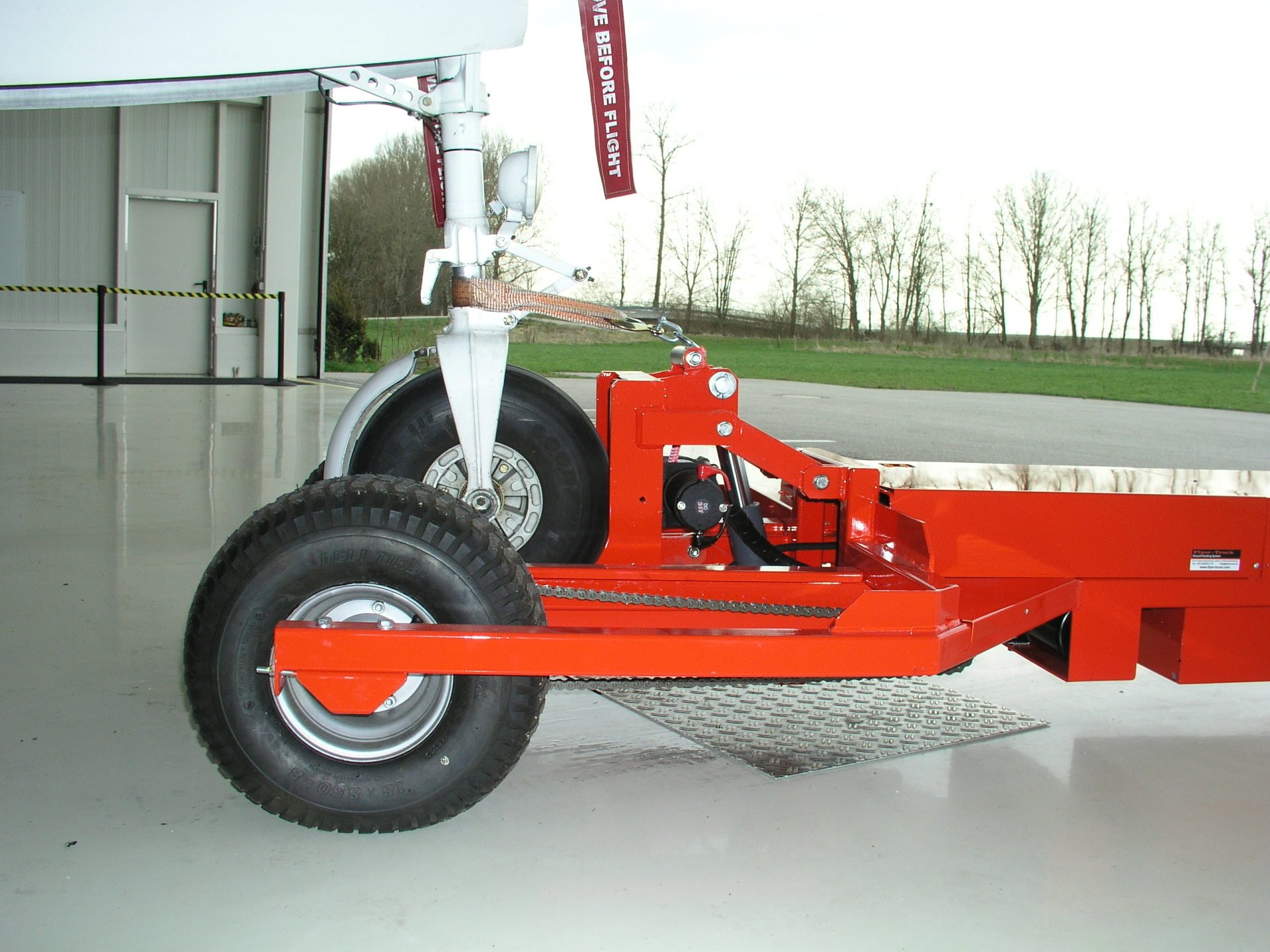 electric towbarless airplane towing vehicle