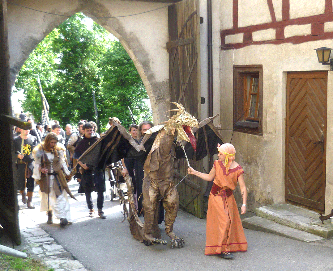 Der Drache beim Umzug in Harburg