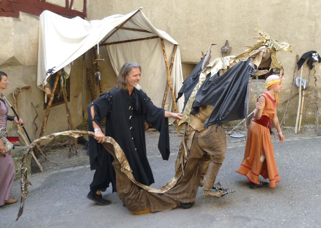 Der Drache beim Umzug in Harburg Seitenansicht