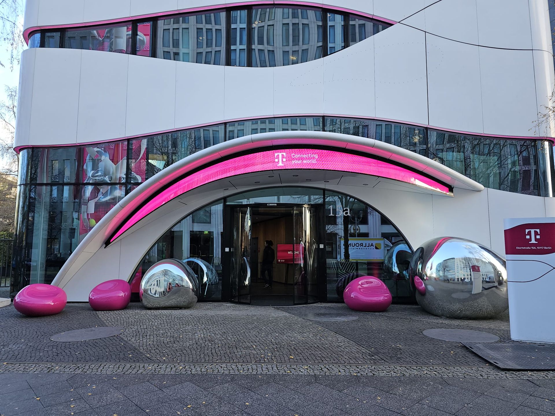 Moderne Architektur mit Chrom und Spiegeloberflächen