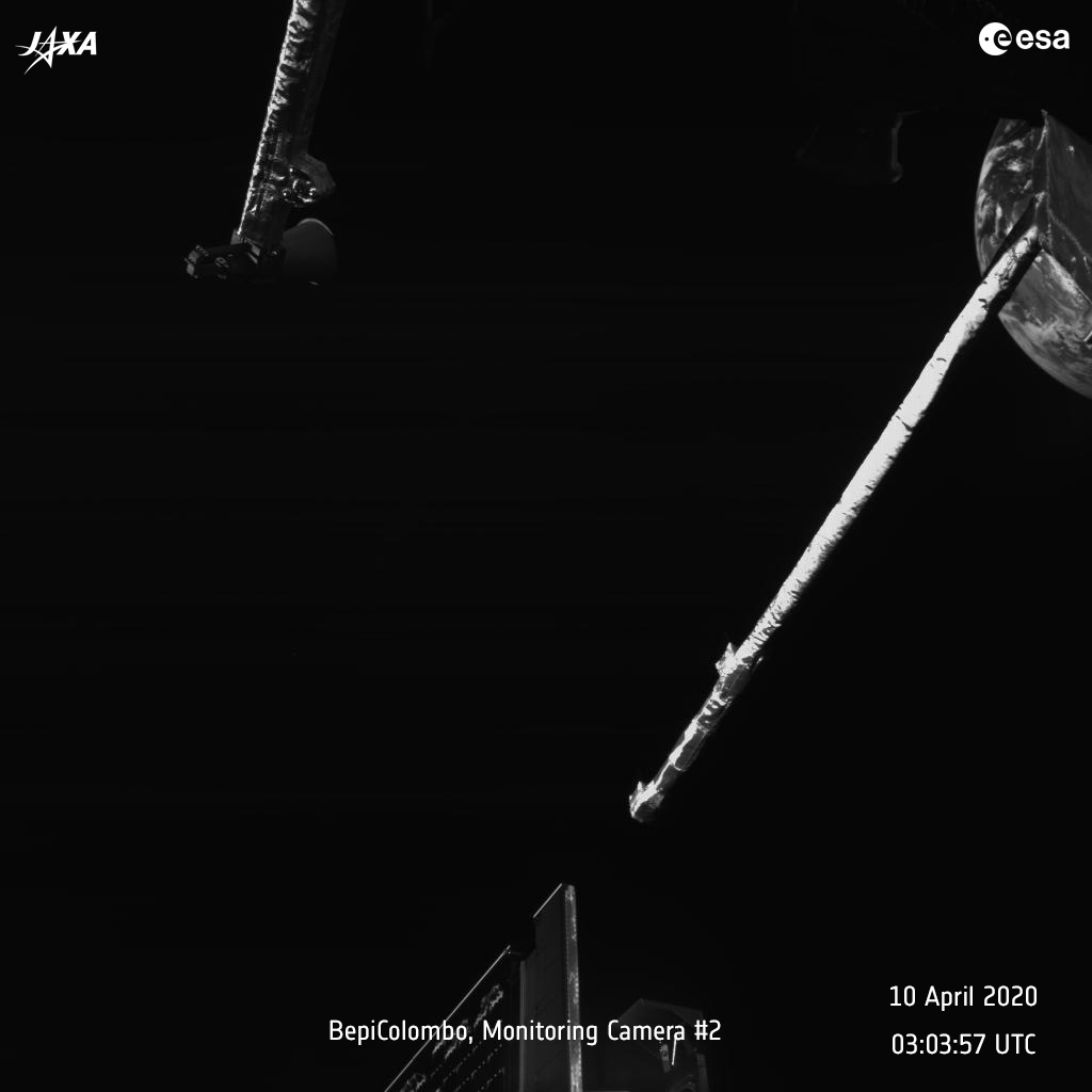Séquence d'images de la Terre prises par la caméra MCAM de la sonde BepiColombo lors de son passage proche le 10 avril 2020.