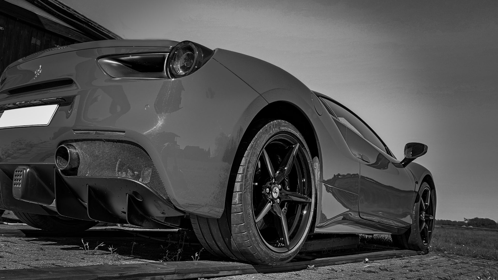 Ferrari 488 GTB mit Alufelgen, die repariert und schwarz glänzend lackiert wurden