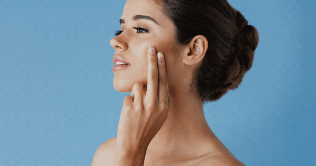 Donna che si tocca la guancia con scritta prenditi cura della tua pelle con i prodotti BeKosby