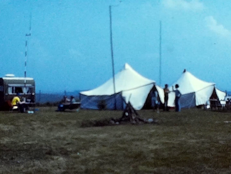 Funkbetriebsraum 1 und das Zeltlager Funkbetriebsraum 1 und das Zeltlager