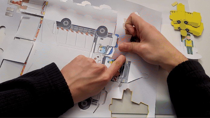 GIF montrant les étapes de montage d'une maquette en carton recyclable de camion de collecte des déchets, produit pédagogique TPP