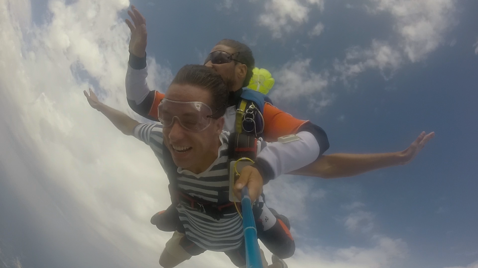 Tandem Fallschirmspringen beim Ferienhaus in der Ardeche Tandem Fallschirmspringen beim Ferienhaus in der Ardeche Provence