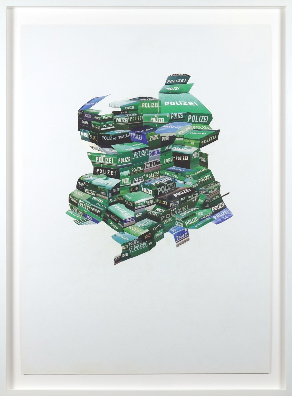 Collage mit Gebäudeform aus Türen und Motorhauben von Polizeiautos.