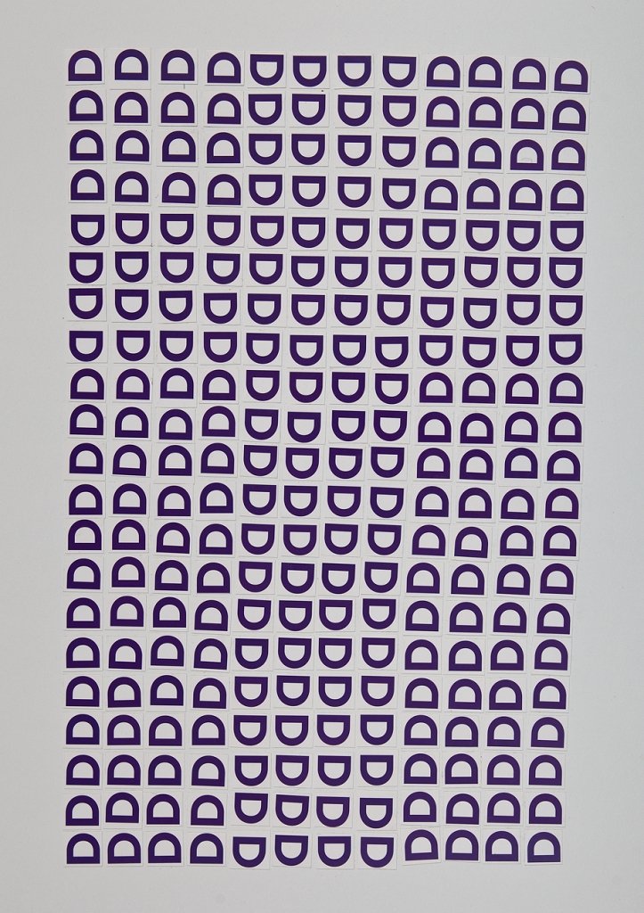 „(((D)))“ – Buchstabencollage mit dem lilafarbenen D.