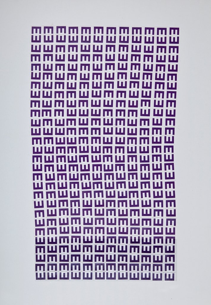 „(((E)))“ – lilafarbene Buchstabencollage mit dem Buchstaben E.